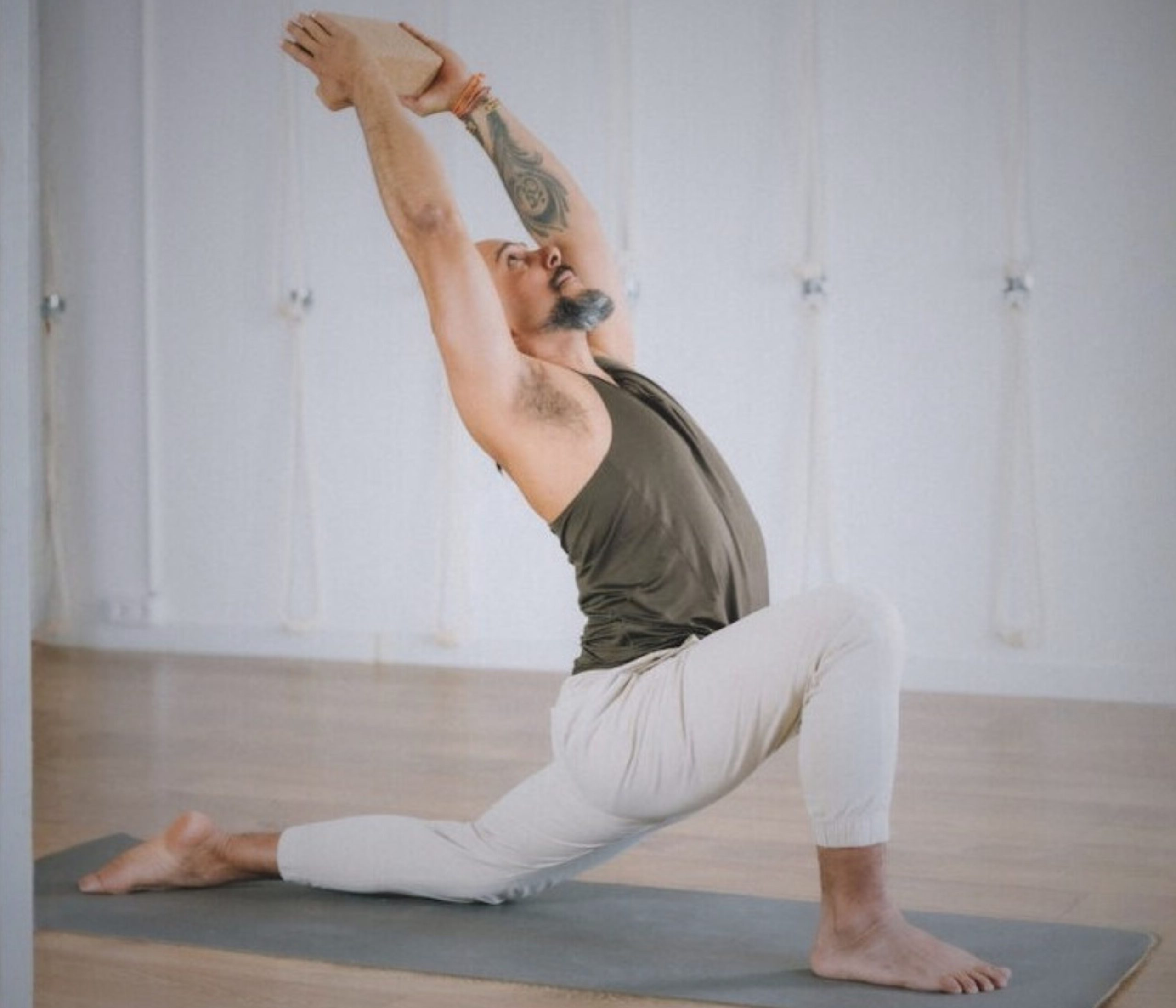 DAVID BARRETO_ UPSIDE_INVERTIDAS_YOGA