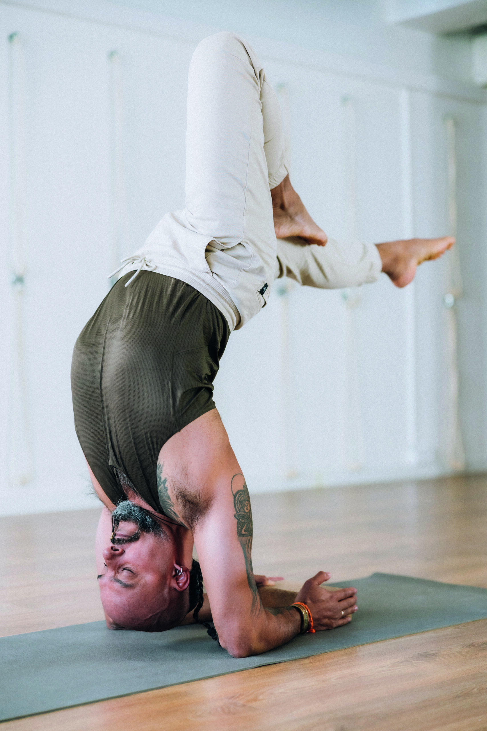 DAVID BARRETO PROFESOR INTERNACIONAL YOGA INVERTIDAS UPSIDE